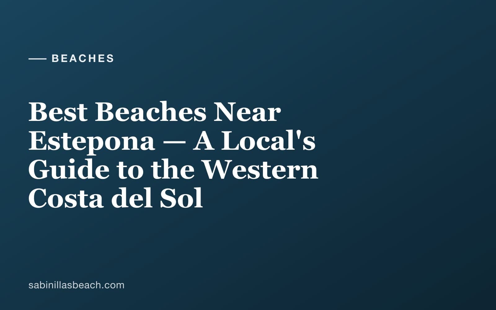 Osłonięta zatoczka Playa del Cristo ze spokojną turkusową wodą i złotym piaskiem na wybrzeżu Estepony, zachodnia Costa del Sol