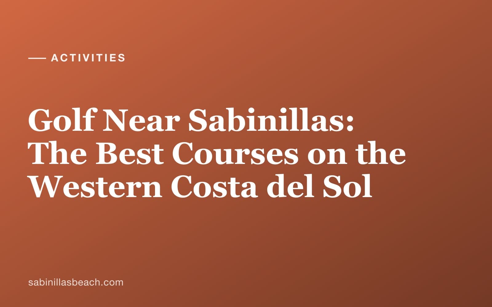 Golfeur frappant son drive avec la mer Méditerranée et les montagnes de la Sierra Bermeja en arrière-plan sur un parcours de golf de la Costa del Sol près de Sabinillas