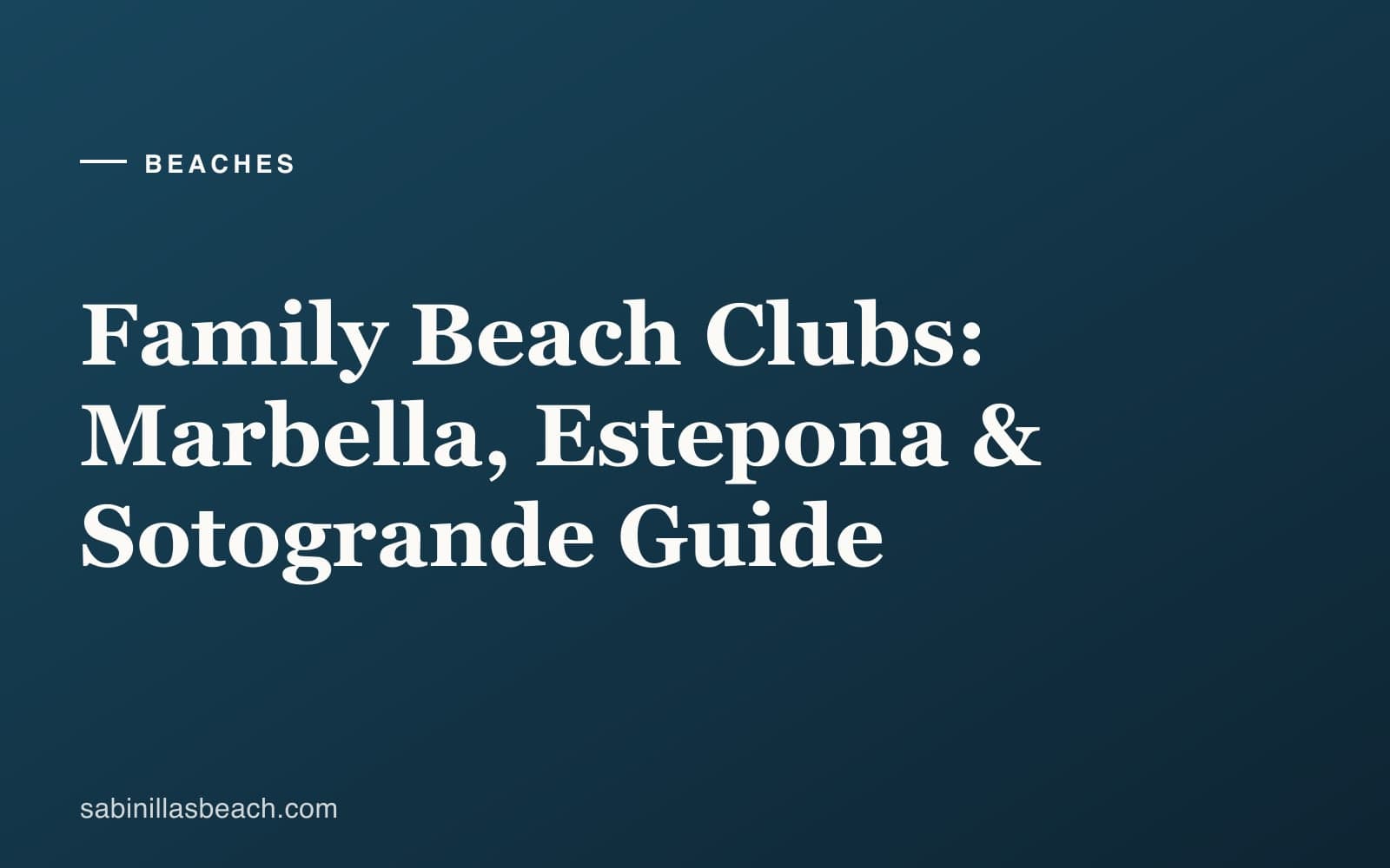Familienfreundlicher Beach Club an der Costa del Sol mit Liegen, Pool und spielenden Kindern am Strand zwischen Estepona und Marbella