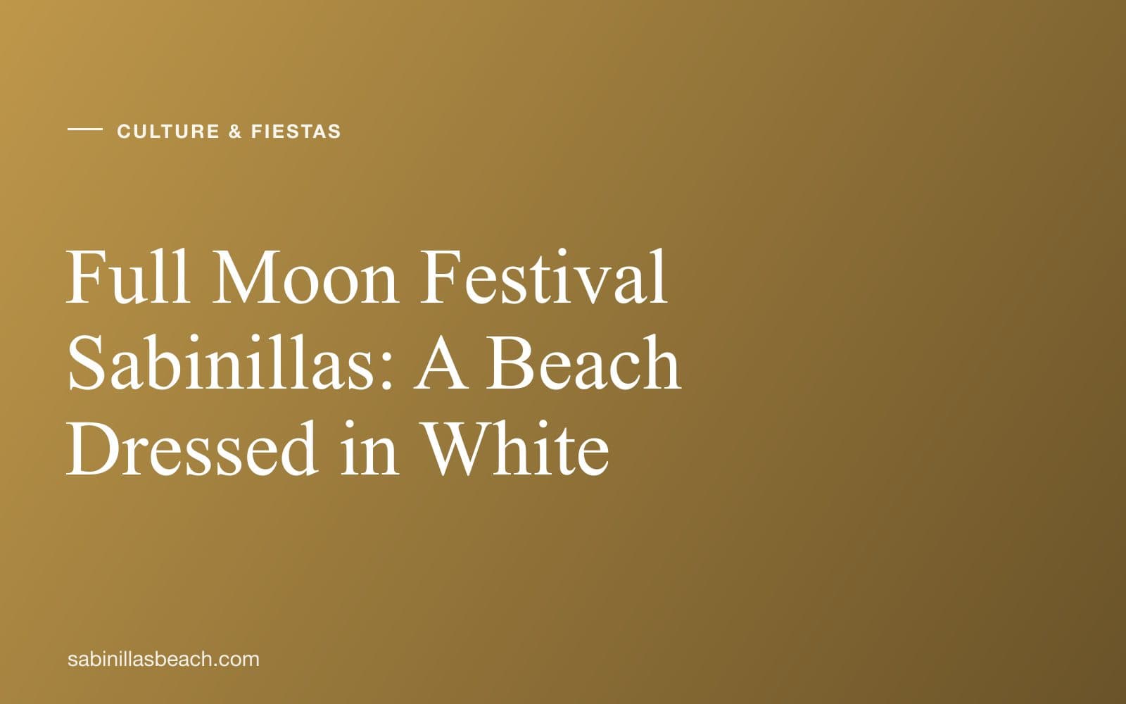 Tłum ubrany na biało ze świecami w dłoniach na plaży w Sabinillas nocą podczas Festiwalu Pełni Księżyca, pełnia wschodząca nad Morzem Śródziemnym, Costa del Sol