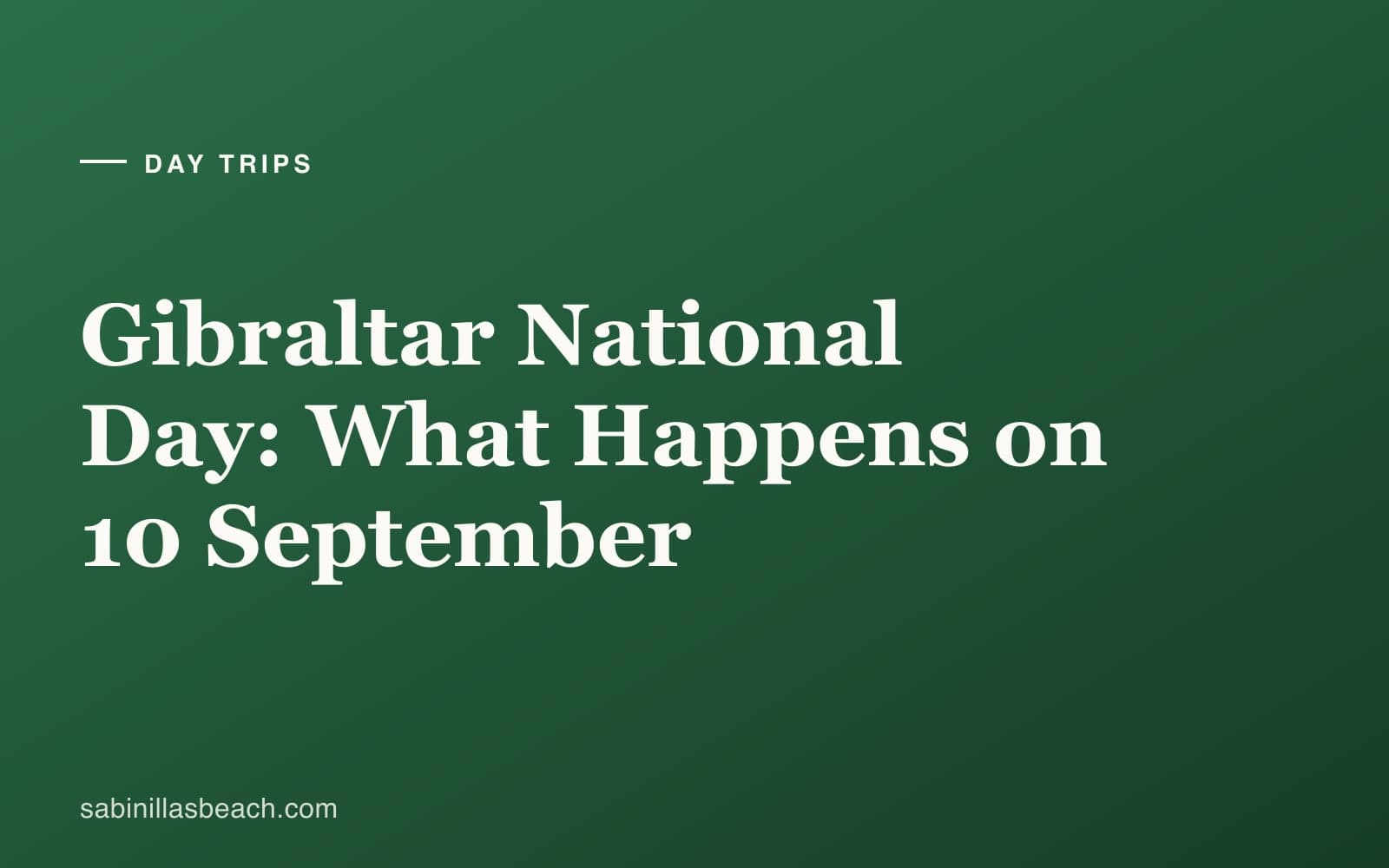 Menschenmengen in Rot und Weiß füllen den Casemates Square in Gibraltar am Nationalfeiertag, dahinter erhebt sich der Fels