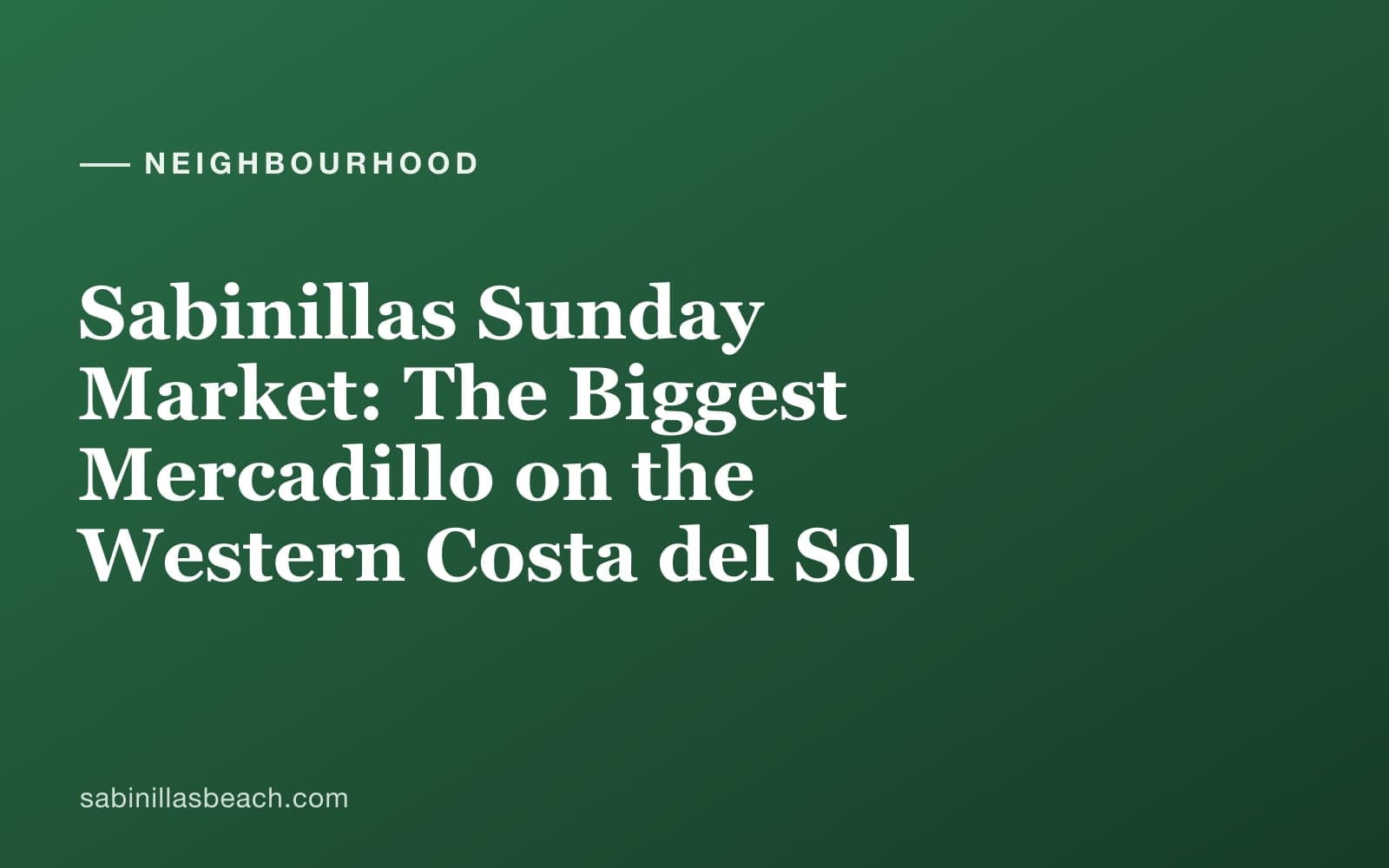 Söndagsmarknadens stånd i Sabinillas med färgglada varor och kunder som botaniserar bland produkter på Costa del Sol
