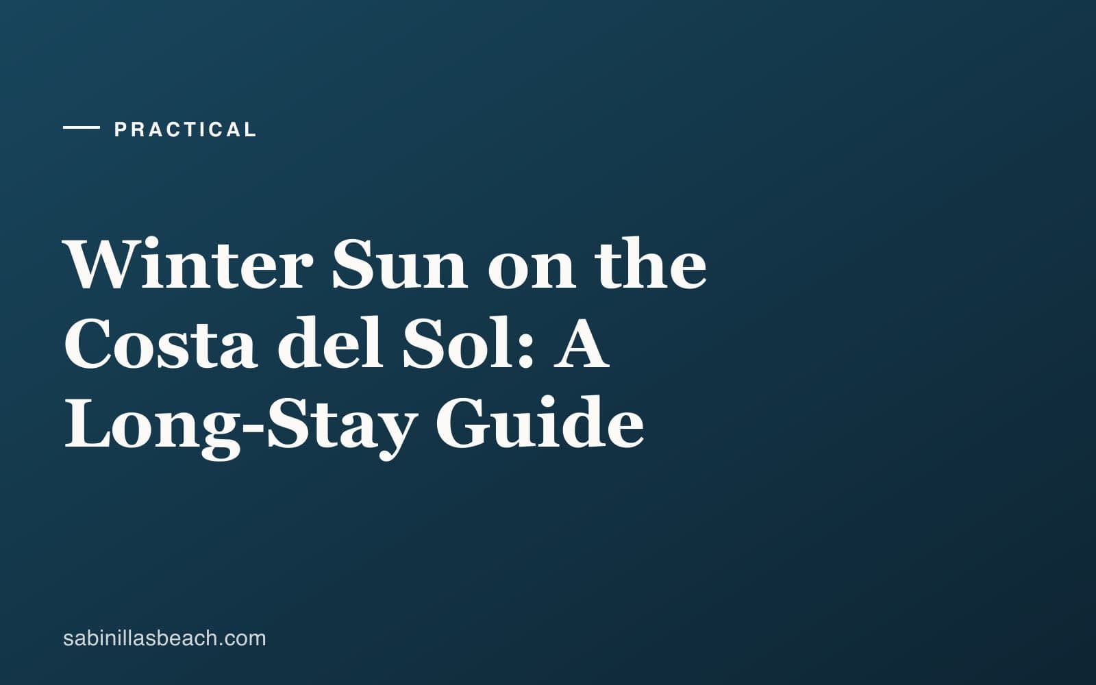 Vintersol på Costa del Sol, en mild januaridag på den folktomma Sabinillas-promenaden med Medelhavet bortom